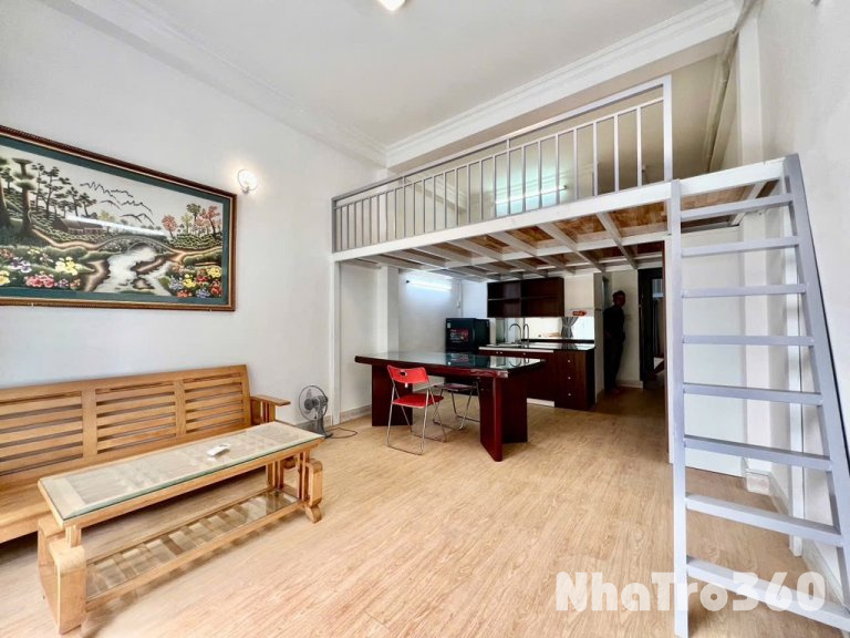 Phòng có gác ban công ngay chợ Hoàng Hoa Thám