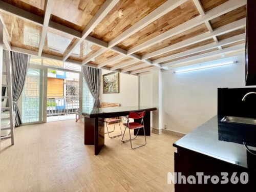 Phòng có gác ban công ngay chợ Hoàng Hoa Thám