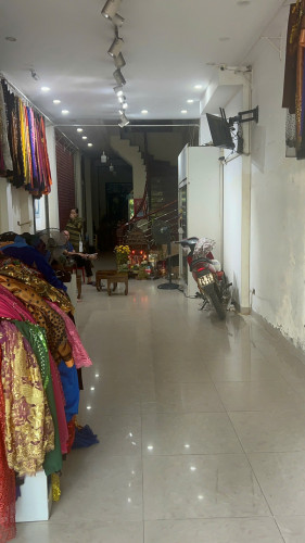 Cho thuê nhà mặt phố Vũ Tông Phan, Thanh Xuân, Hà Nội. 50tr/tháng (có thương lượng). 6 tầng, 100m/tầng, 8 ngủ, 6 VS, cầu thang giữa.