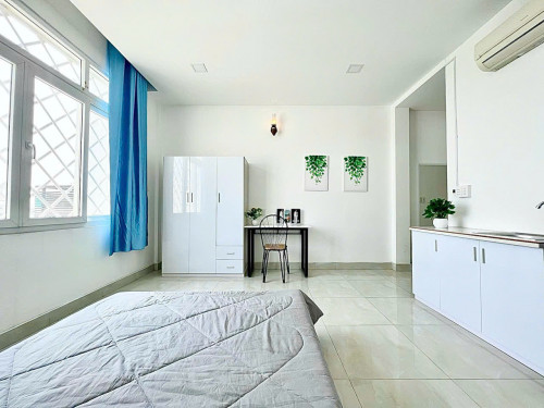 Căn hộ ngay trung tâm quận 4, cửa sổ lớn đón nắng, gần Đại học Luật, công viên Khánh Hội Xóm Chiếu