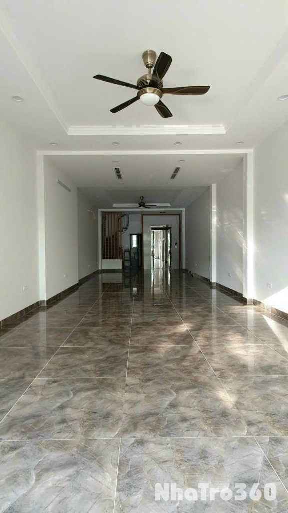 Cho thuê nhà mặt phố Vương Thừa Vũ, Thanh Xuân, Hà Nội. 40tr/tháng (có thương lượng). 6 tầng, 85m/tầng, 8 ngủ, cầu thang giữa.