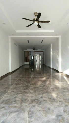 Cho thuê nhà mặt phố Vương Thừa Vũ, Thanh Xuân, Hà Nội. 40tr/tháng (có thương lượng). 6 tầng, 85m/tầng, 8 ngủ, cầu thang giữa.
