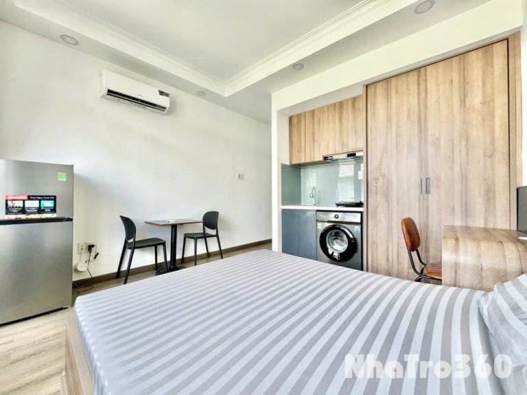Phòng ngủ studio ban công thoáng mát view bờ sông ngay Hoàng Sa
