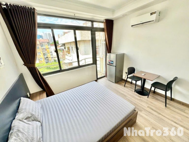 Phòng ngủ studio ban công thoáng mát view bờ sông ngay Hoàng Sa