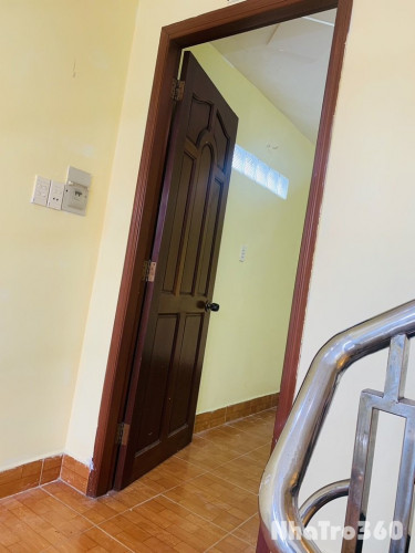 Cho thuê nhà nguyên căn 2,5 tấm rộng đường lớn