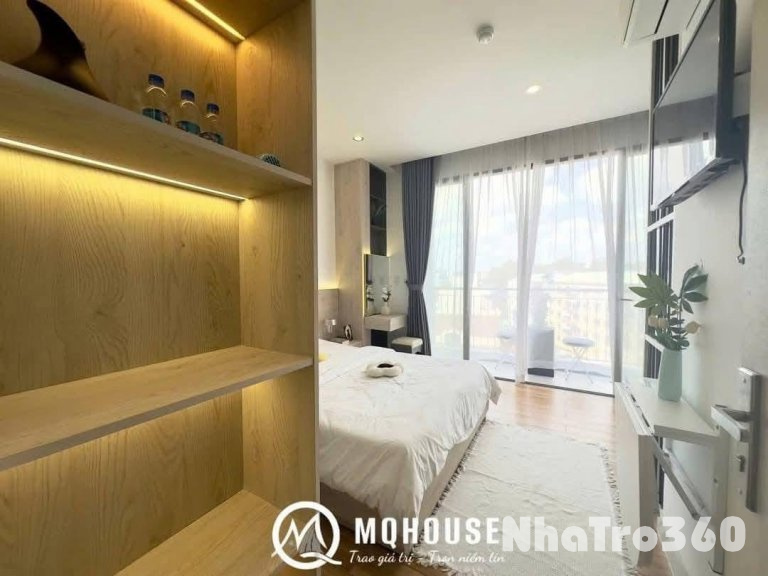 Ban công thoáng, thang máy, máy giặt riêng 🛋️ Full nội thất, dọn vào ở ngay 🚪 Khoá từ, PCCC, mặt tiền đường lớn ⏰ Giờ giấc tự do, tiện qua Q3, Q5, Q8 🎉 Ưu đãi tốt cho khách thuê dài hạn  📞 Gọi/Zalo: 0794499929 (Viên Ivan Unitegroup) 👉 Xem phòng – Tìm căn 