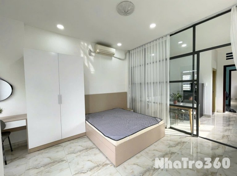 Căn hộ tách bếp sạch sẽ - mới - giá cả hợp lý ngay quận 1, bancol đón nắng, gần UEH, Đại học Hoa Sen