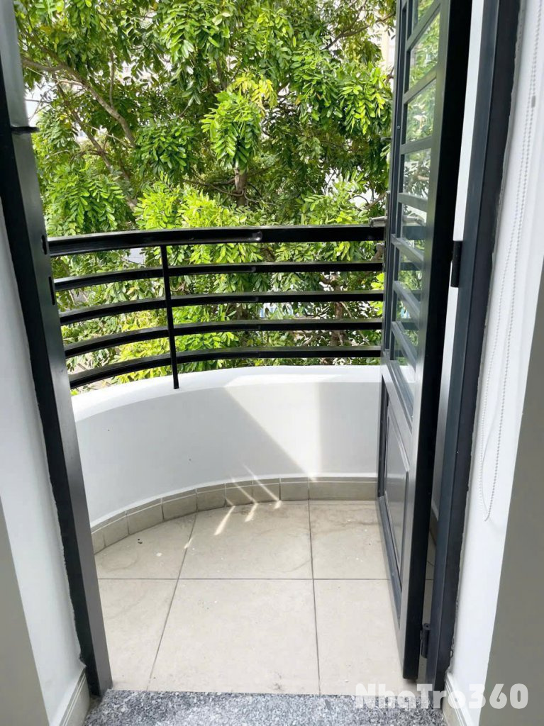 Căn hộ tách bếp sạch sẽ - mới - giá cả hợp lý ngay quận 1, bancol đón nắng, gần UEH, Đại học Hoa Sen