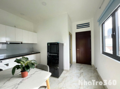 Căn hộ tách bếp sạch sẽ - mới - giá cả hợp lý ngay quận 1, bancol đón nắng, gần UEH, Đại học Hoa Sen
