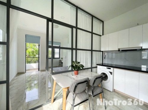 Căn hộ tách bếp sạch sẽ - mới - giá cả hợp lý ngay quận 1, bancol đón nắng, gần UEH, Đại học Hoa Sen