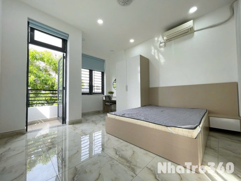Căn hộ tách bếp sạch sẽ - mới - giá cả hợp lý ngay quận 1, bancol đón nắng, gần UEH, Đại học Hoa Sen