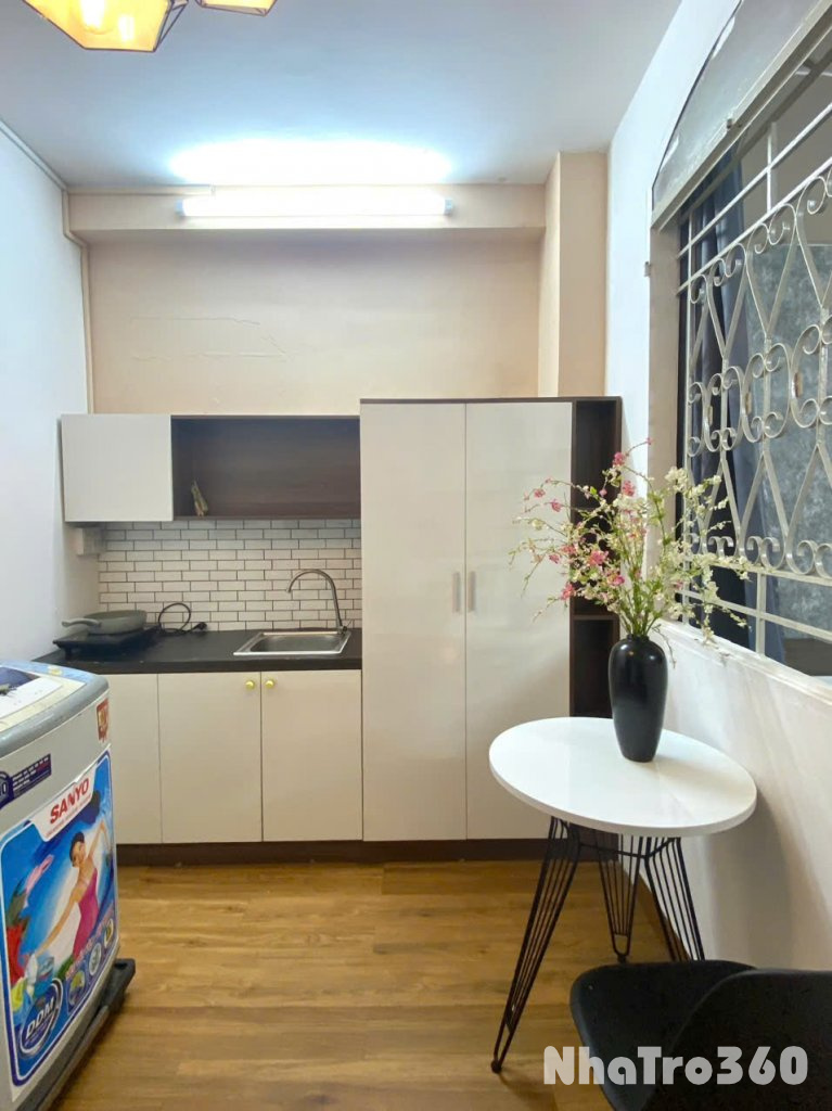 Căn hộ tách bếp có máy giặt riêng ngay quận 1, cửa sổ đón nắng, gần Đại học UEH, Hoa Sen