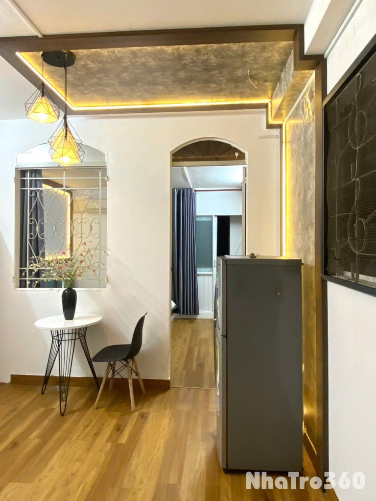 Căn hộ tách bếp có máy giặt riêng ngay quận 1, cửa sổ đón nắng, gần Đại học UEH, Hoa Sen