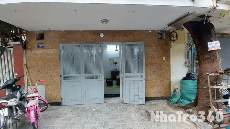 Cho thuê nhà TT tầng 1 Quỳnh Mai, 10tr/tháng. 70m, mặt tiền 5m, ngõ 2 ô tô tránh, 2 ngủ, 1 VS, 1 khách, 1 bếp, có lối đi sau nhà.