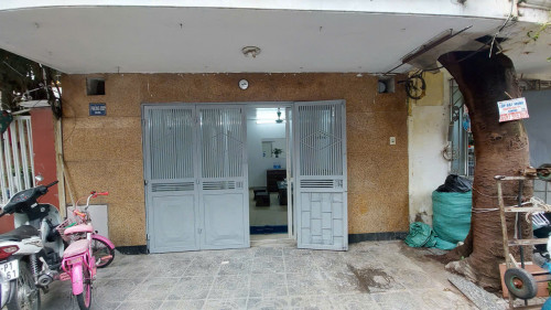 Cho thuê nhà TT tầng 1 Quỳnh Mai, 10tr/tháng. 70m, mặt tiền 5m, ngõ 2 ô tô tránh, 2 ngủ, 1 VS, 1 khách, 1 bếp, có lối đi sau nhà.
