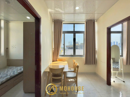 Căn hộ dịch vụ 2PN - cửa sổ thoáng ngay cầu Bông, cách công viên Lê Văn Tám chỉ vài trăm mét, gần chợ Tân Định.