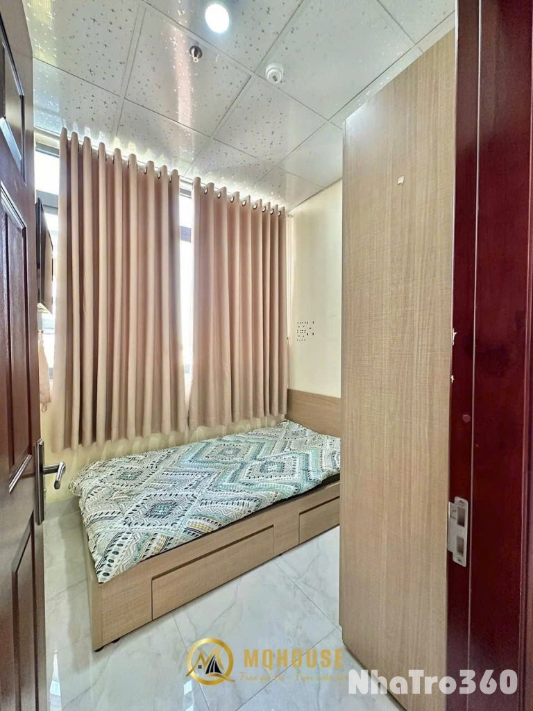 Căn hộ dịch vụ 2PN - cửa sổ thoáng  ngay cầu Bông, cách công viên Lê Văn Tám chỉ vài trăm mét, gần chợ Tân Định.