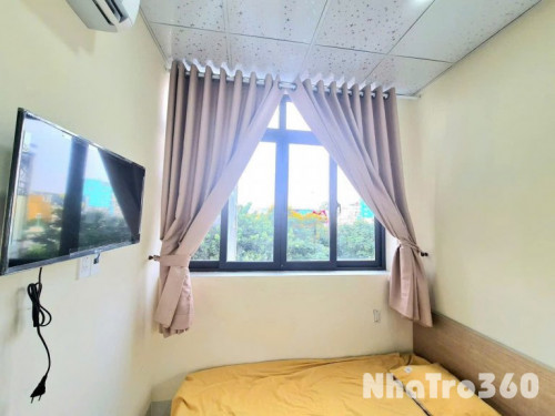 Căn hộ dịch vụ 2PN - cửa sổ thoáng  ngay cầu Bông, cách công viên Lê Văn Tám chỉ vài trăm mét, gần chợ Tân Định.