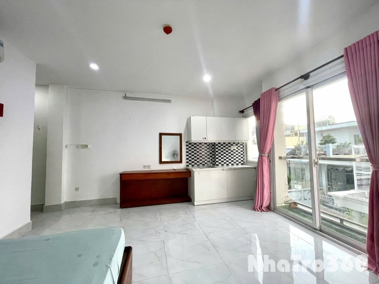 CĂN HỘ BAN CÔNG FULL NỘI THẤT QUẬN 1 GẦN CẦU ÔNG LÃNH