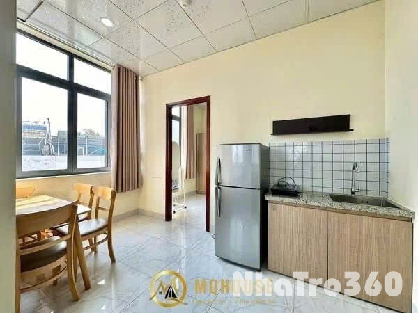 Căn hộ dịch vụ 2PN - cửa sổ thoáng  ngay cầu Bông, cách công viên Lê Văn Tám chỉ vài trăm mét, gần chợ Tân Định.