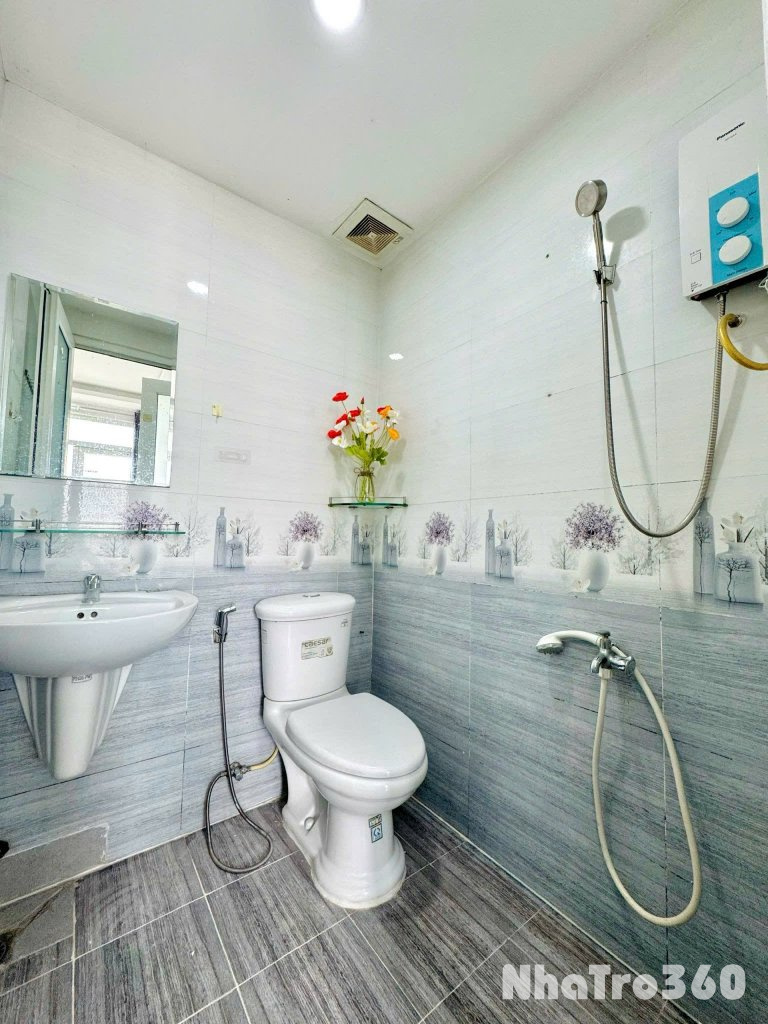 Cho thuê căn hộ ban công, Q1, Đường Nguyễn Văn Cừ, gần ĐH Sài Gòn, ĐH Sư Phạm, Cầu Nguyễn Văn Cừ