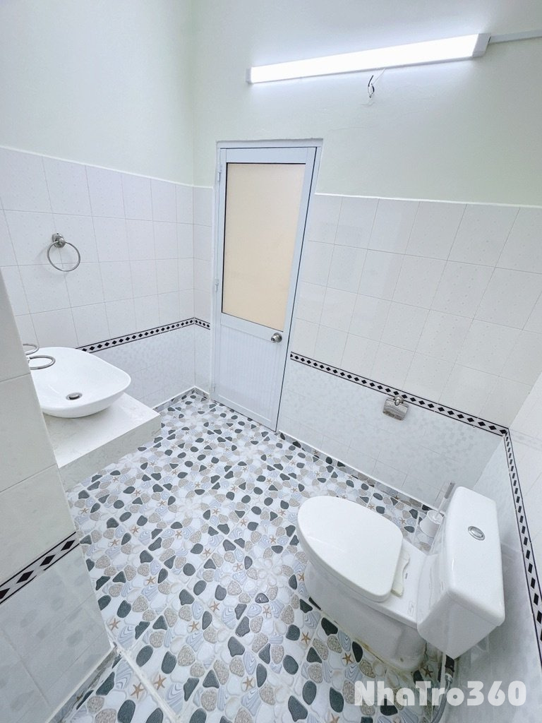 Nhà riêng , phòng mới sơn sửa