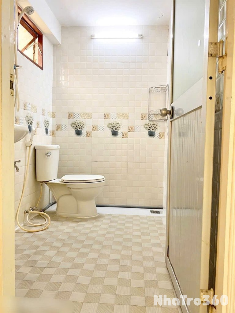 Studio ban công - cửa sổ lớn ngay Vạn Hạnh Mall quận 10