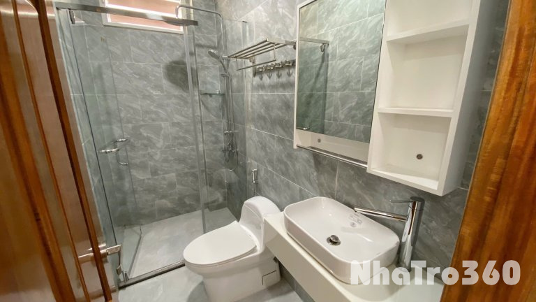 Cho thuê căn hộ ban công, Q1, Đường Trần Hưng Đạo, gần Công Viên 23/9, Cầu Nguyễn Văn Cừ, Cầu Ông Lãnh