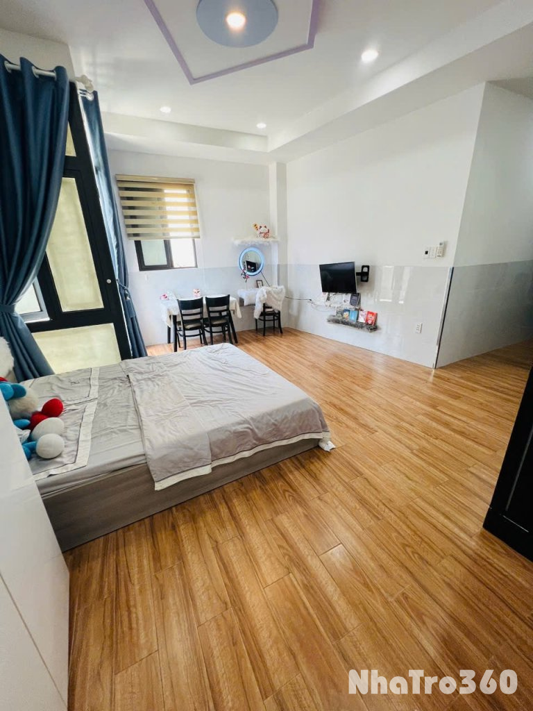 Cho thuê căn hộ ban công, Q4, Đường Khánh Hội gần ĐH Luật, ĐH Nguyễn Tất Thành, Chợ Xóm Chiếu