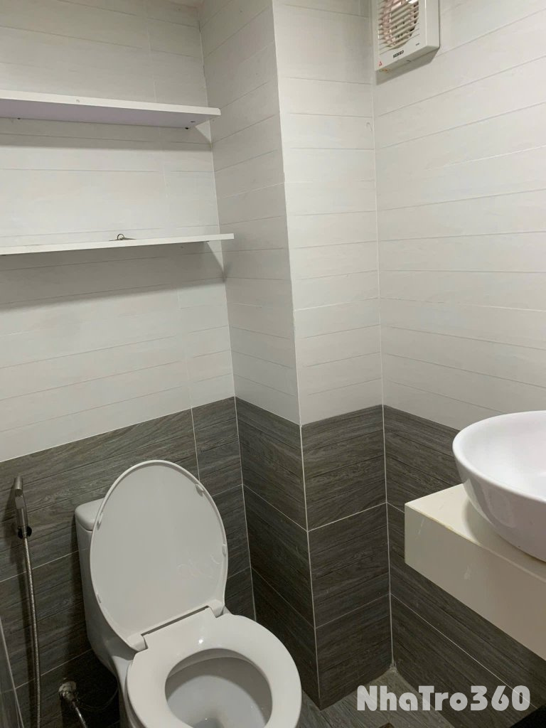 Cho thuê căn hộ có gác, Q4, đường Bến Vân Đồn, gần Đại Luật, ĐH Nguyễn Tất Thành, Chợ Xóm Chiếu