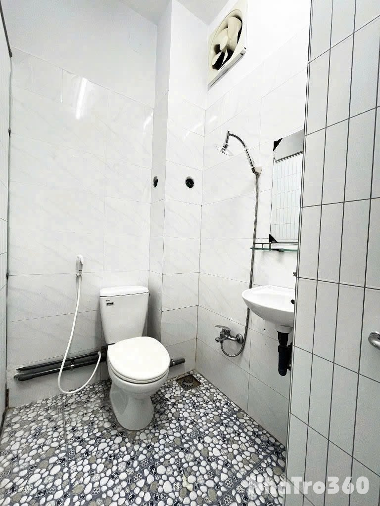 Studio, full nội thất, cửa sổ, ban công