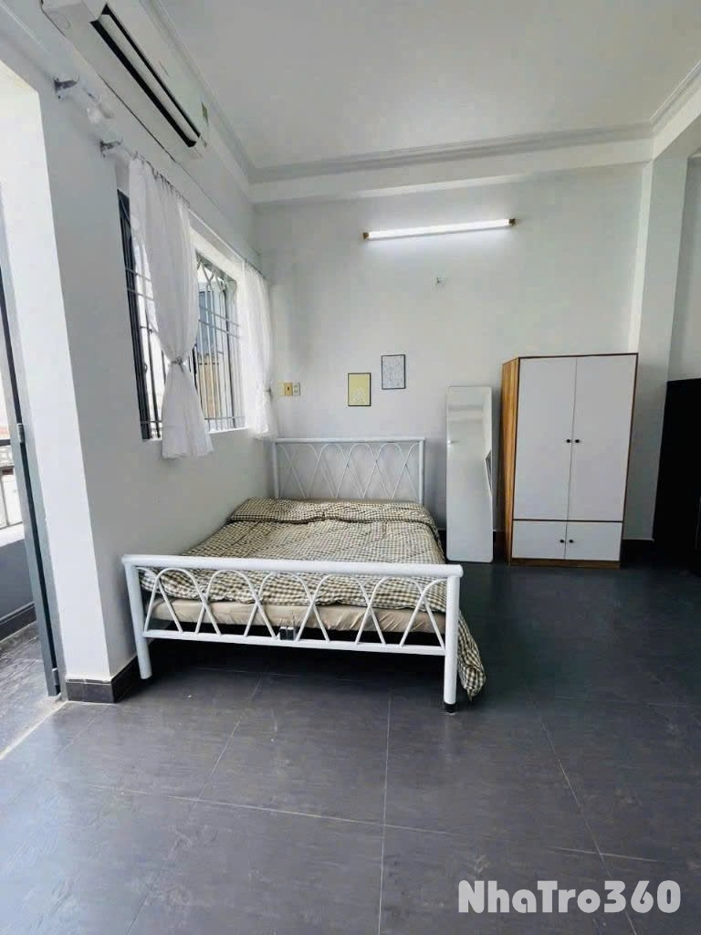 Studio, full nội thất, cửa sổ, ban công