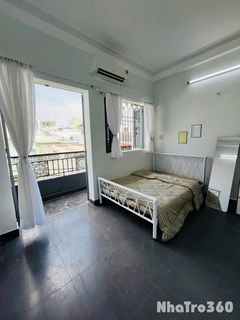 Studio, full nội thất, cửa sổ, ban công