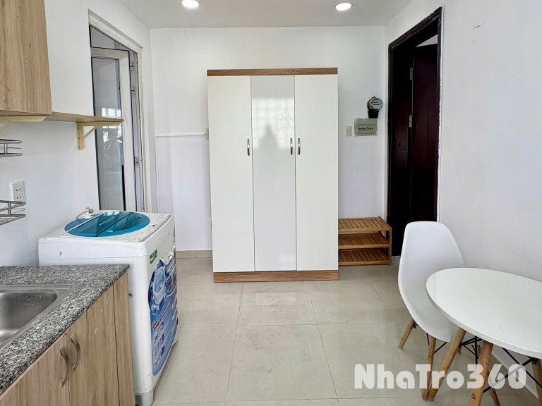 Căn hộ ngay trung tâm quận 1, bancol đón nắng + máy giặt riêng, gần UEH, cầu Bông