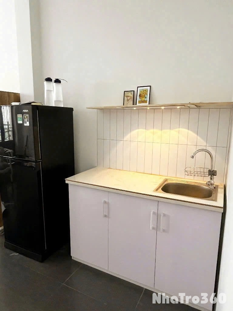 Studio, full nội thất, cửa sổ, ban công