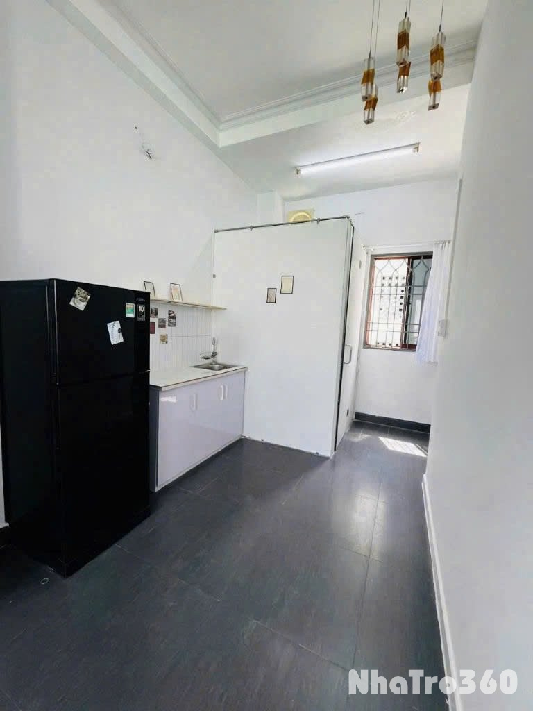 Studio, full nội thất, cửa sổ, ban công