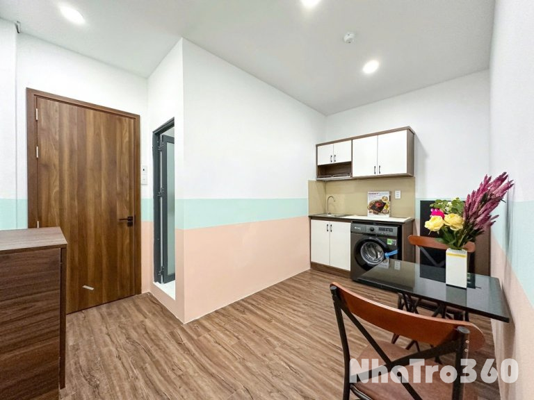 2PN ban công, Full nội thất, máy giặt riêng Quận 5