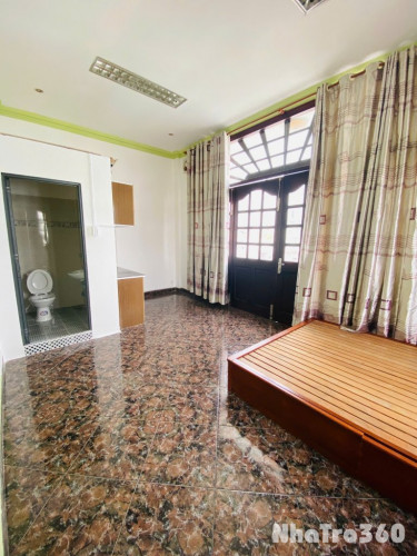 🏠 Trống sẵn căn ban công lớn, phòng siêu rộng, siêu thoáng. Ngay sát cầu Chánh Hưn