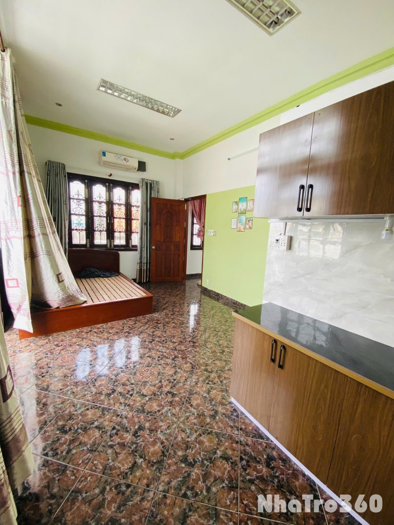 🏠 Trống sẵn căn ban công lớn, phòng siêu rộng, siêu thoáng. Ngay sát cầu Chánh Hưn