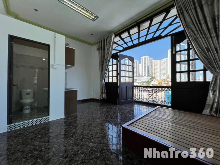 🏠 Trống sẵn căn ban công lớn, phòng siêu rộng, siêu thoáng. Ngay sát cầu Chánh Hưn