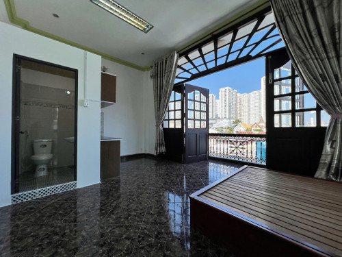 🏠 Trống sẵn căn ban công lớn, phòng siêu rộng, siêu thoáng. Ngay sát cầu Chánh Hưn
