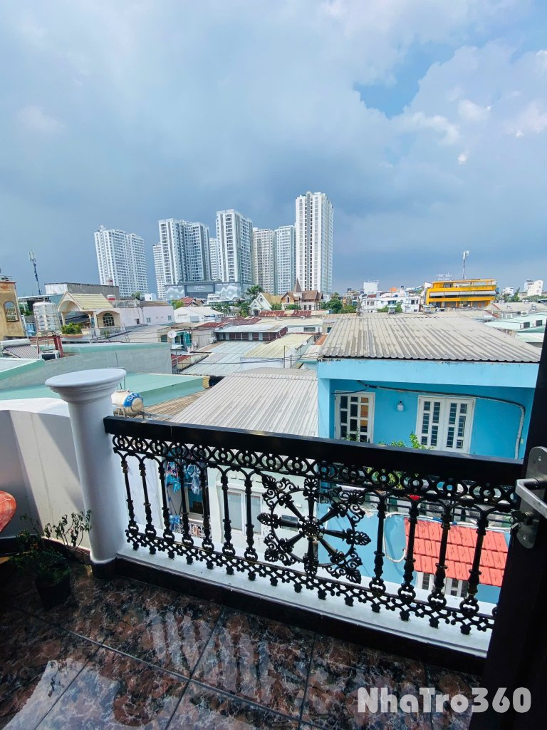 🏠 Trống sẵn căn ban công lớn, phòng siêu rộng, siêu thoáng. Ngay sát cầu Chánh Hưn