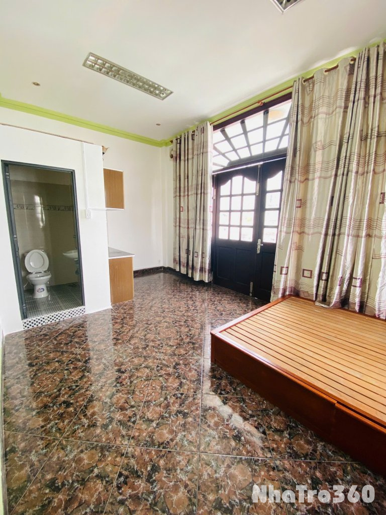 🏠 Trống sẵn căn ban công lớn, phòng siêu rộng, siêu thoáng. Ngay sát cầu Chánh Hưn