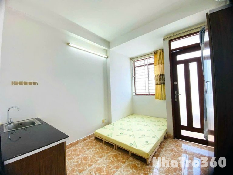 Cho thuê căn hộ ban công, Q10, đường Thành Thái, gần ĐH Y Khoa, Vạn Hạnh Mall, Nhà Thờ Đồng Tiến