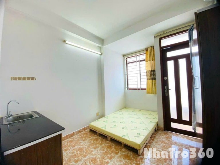 Cho thuê căn hộ ban công, Q10, đường Thành Thái, gần ĐH Y Khoa, Vạn Hạnh Mall, Nhà Thờ Đồng Tiến