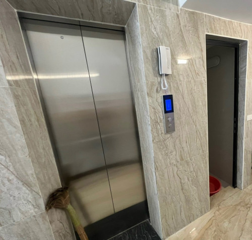 Cho thuê nhà mới, căn góc, Thái Hà, thang máy; vỉa hè 119m2* 5T- 46 Tr