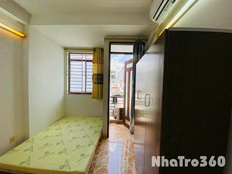 Cho thuê căn hộ ban công, Q10, đường Thành Thái, gần ĐH Y Khoa, Vạn Hạnh Mall, Nhà Thờ Đồng Tiến