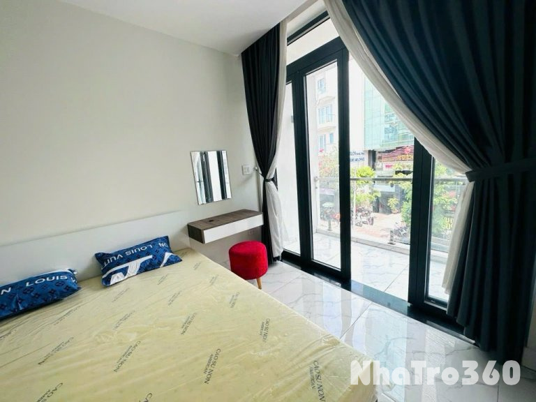 Căn hộ tách bếp, Ban công, máy giặt riêng Quận 1