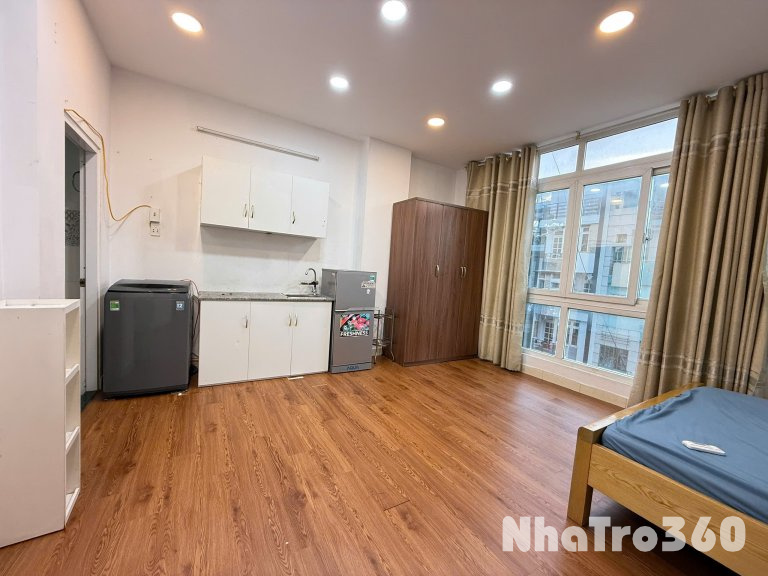 Studio cửa sổ lớn, full nội thất, máy giặt riêng - Trần Nhân Tôn Q10