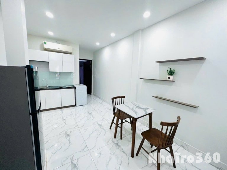 Căn hộ tách bếp, Ban công, máy giặt riêng Quận 1